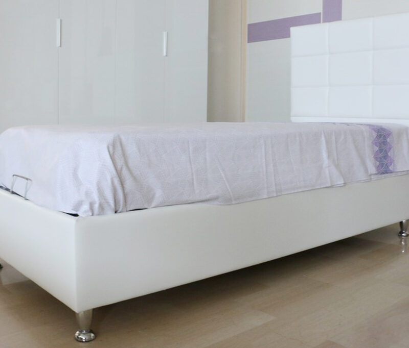 Letto contenitore in stile moderno in ecopelle BIANCO - ACCIAIO
