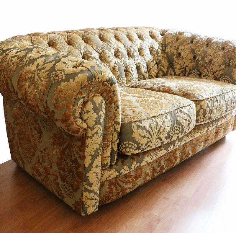 Divano 2 posti stile Chester in velluto damascato