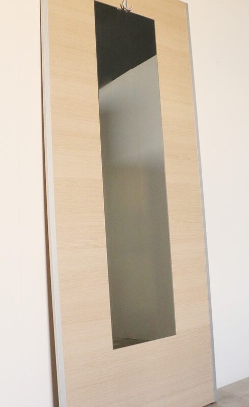 Pannello appendiabiti da ingresso con specchiera in stile moderno