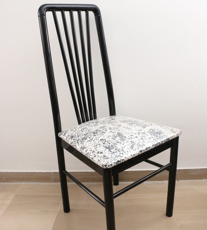 Sedia in stile vintage nero lucido