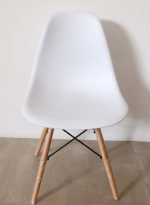 Sedia in stile moderno legno naturale e seduta in polipropilene