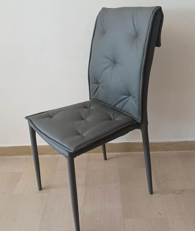 Sedia in stile moderno ecopelle trapuntato grigio cenere - tortora - marrone maculato