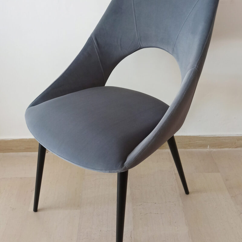 Sedia in stile moderno in velluto antimacchia grigio fumo