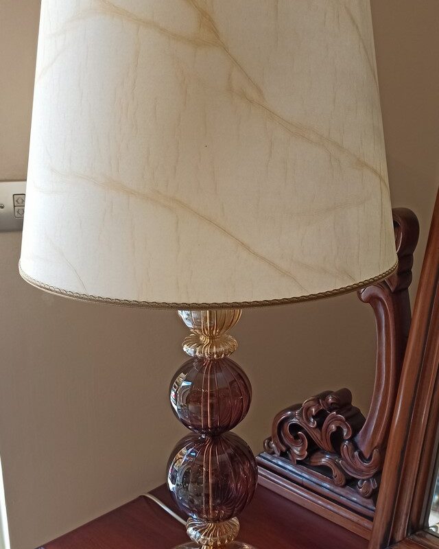 LUME CON BASE IN VETRO DI MURANO SOFFIATO E PARALUME IN PERGAMENA