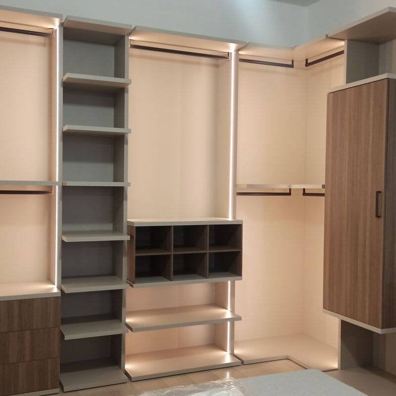 Cabina armadio angolare in stile moderno colore cashmere e noce