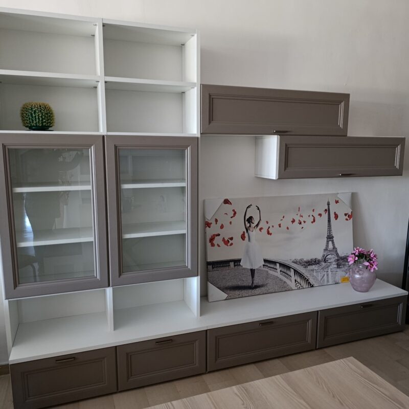 Parete attrezzata-libreria in stile moderno contemporaneo bianco frassinato e tortora